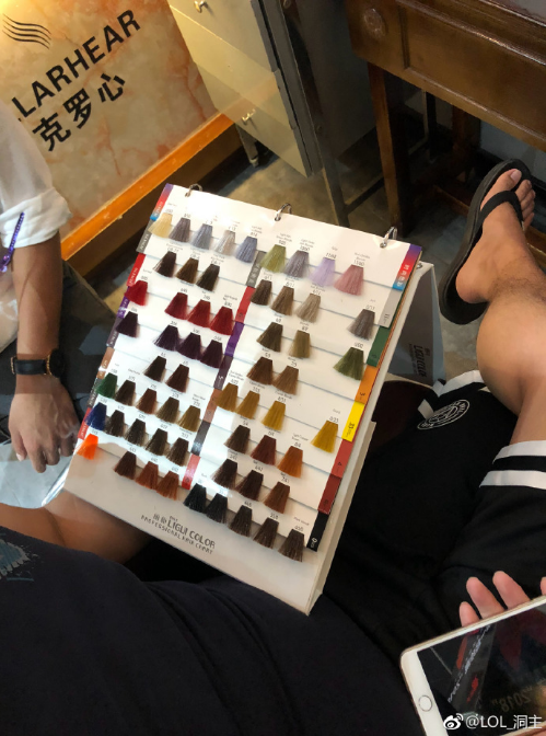 洞主今天染头发了，网友的评论亮了