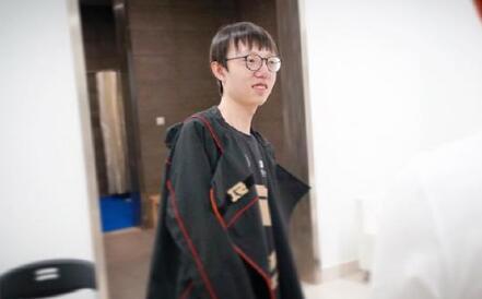 RNG出征S8战袍亮相霸气外漏 网友评论UZI是大佬