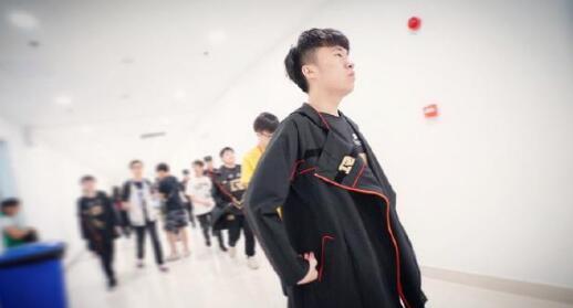RNG出征S8战袍亮相霸气外漏 网友评论UZI是大佬