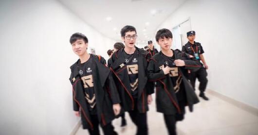 RNG出征S8战袍亮相霸气外漏 网友评论UZI是大佬