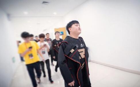 RNG出征S8战袍亮相霸气外漏 网友评论UZI是大佬